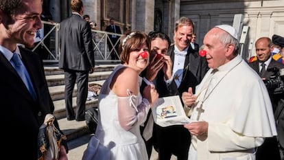 El Papa felicita a dos recién casados que trabajan en una ONG que se dedica a hacer payasoterapia en hospitales.