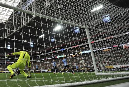 El portero uruguayo, Muslera, tras el tercer gol de México.