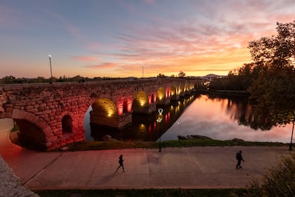 El puente romano de Mérida, de 792 metros de largo, que se peatonalizó en 1993, y la ribera del Guadiana, por donde caminar y hacer ejercicio.