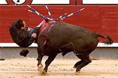 El momento de la cogida muy grave de El Formidable, corneado por el segundo toro de Pepín Jiménez al poner un par de banderillas.