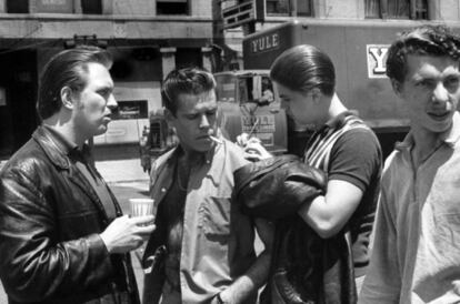 Michael James, primero a la izquierda, junto a otros miembros de Young Patriots en Chicago en 1968.