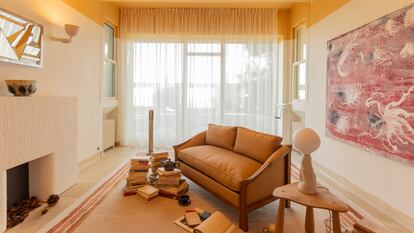 Una de las estancias de Villa Noailles reimaginadas por el diseñador Pierre Yovanovitch, donde destacan los apliques diseñados por Giacometti, el espejo poliédrico de Jean y Joël Martel y una pintura de Miquel Barceló.