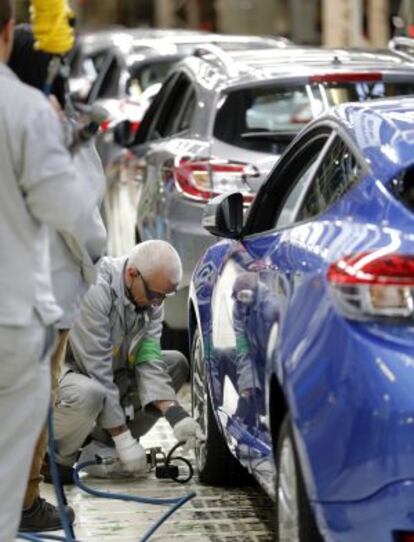 Un empleado de la fábrica de Renault en Villamuriel de Cerrato (Palencia)