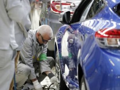 Un empleado de la fábrica de Renault en Villamuriel de Cerrato (Palencia)