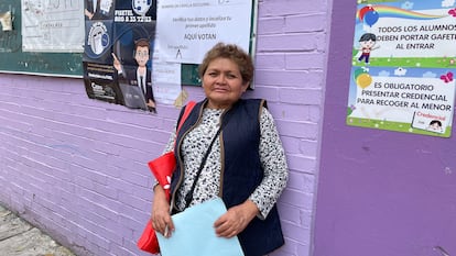 Matilde Hernández, observadora electoral, en una casilla del Cerro de la Estrella en Iztapalapa.