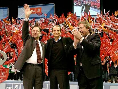 Marcelino Iglesias, José Luis Rodríguez Zapatero y Juan Alberto Belloch, en el mitin del PSOE en el pabellón Príncipe Felipe en Zaragoza.