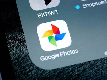 Icono de Google Fotos en un teléfono móvil.