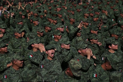 Soldados saludan durante el evento del Día del Ejército Mexicano, el pasado 19 de febrero.