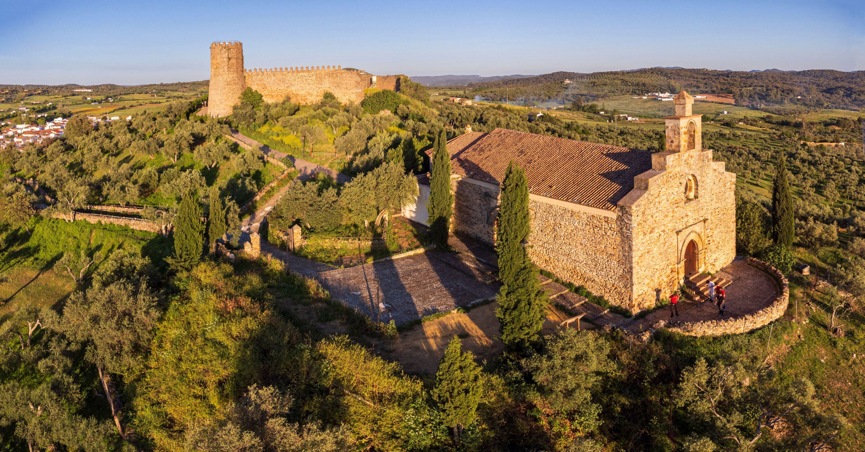 Por la Sierra Norte de Sevilla: pueblos, dehesas, castillos y un sorbito de anís al sur de Sierra Morena 