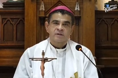 El obispo Rolando Álvarez, durante la celebración de una misa.