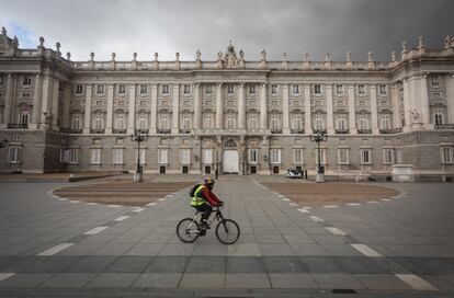 Un ciclista pasa frente al Palacio Real por el espacio peatonal construido sobre la calle de Bailén, este lunes en Madrid.