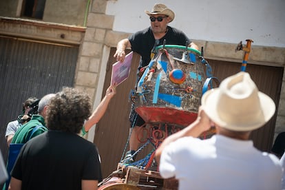 El escultor José Azul introduce los libros en el arca antes de sumergirla.