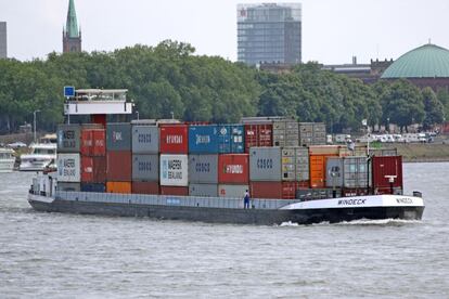 Un buque de carga en el puerto de Hamburgo (Alemania).