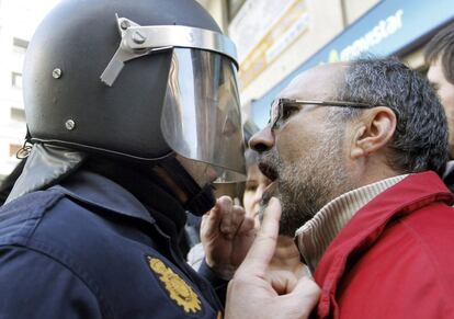 Esquerra Unida también ha denunciado la acción policial. La coalición ha pedido a la Fiscalía de Menores que se investigue si los agentes han cometido delitos de lesiones y detención ilegal.