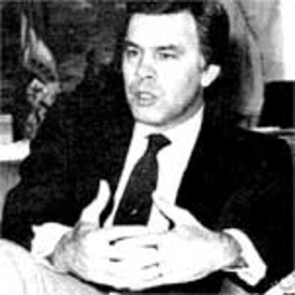 Felipe González, durante la entrevista con el director de EL PAIS en su despacho de la Moncloa