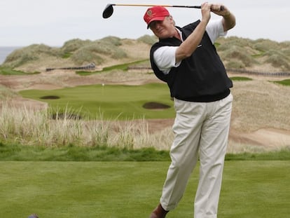 El multimillionario estadounidense Donald Trump jugando al golf en el campo que lleva su nombre en Aberdeen (Escocia), en 2014.