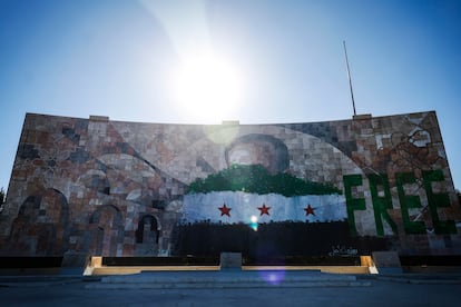 Un mural con la imagen del padre de Bachar el Asad, Hafez el Asad, tachado con los colores de la bandera de la nueva Siria en Damasco.