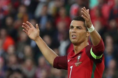 Portugal's forward Cristiano Ronaldo gestures during the Euro 2016 group F football match between Portugal and Austria at the Parc des Princes in Paris on June 18, 2016. / AFP PHOTO / KENZO TRIBOUILLARD