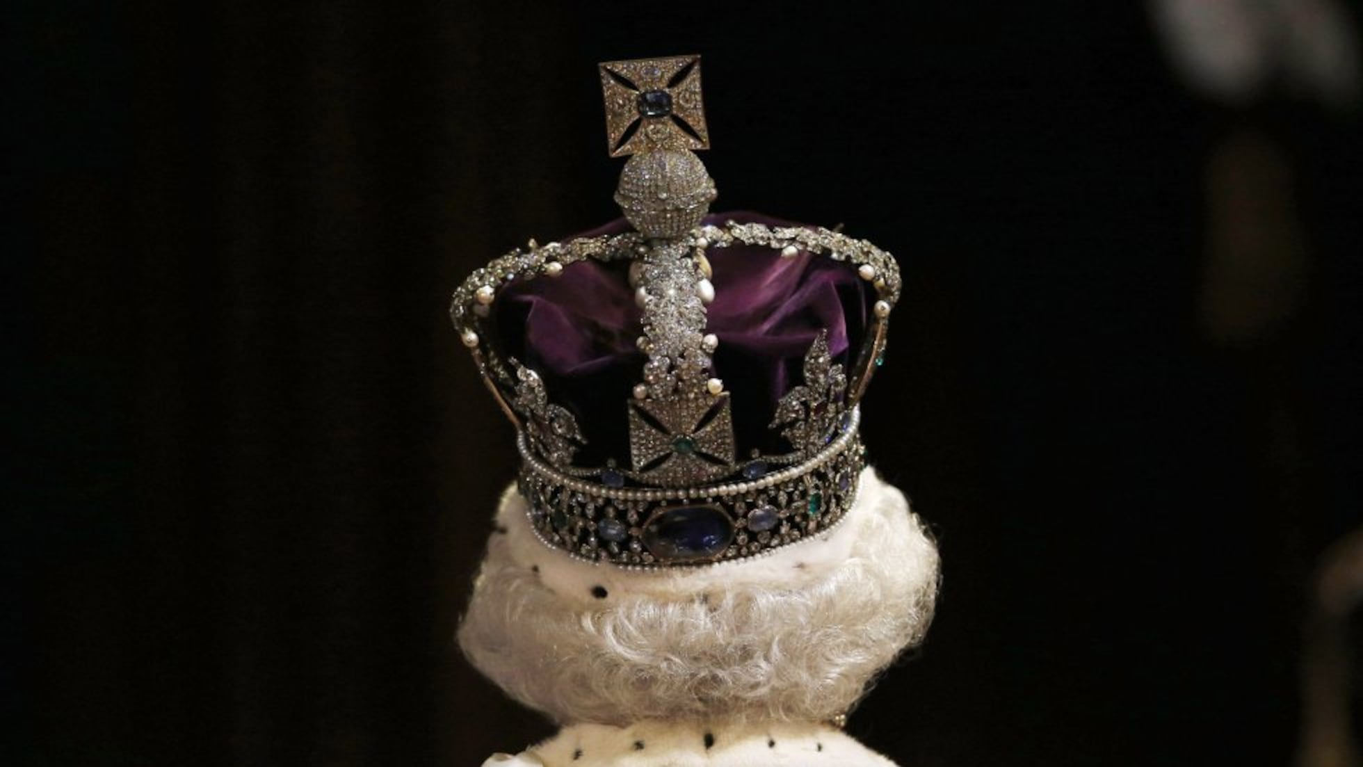 From curses to conflicts: What will happen to Queen Elizabeth's Crown Jewels? | International | EL PAÍS English