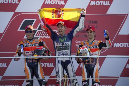 Desde la izquierda: Marc Márquez, Jorge Lorenzo y Dani Pedrosa en el podio del Gran Premio de la Comunidad Valenciana, en el circuito de Cheste, en noviembre de 2015. Lorenzo celebra el campeonato del mundo de MotoGP.