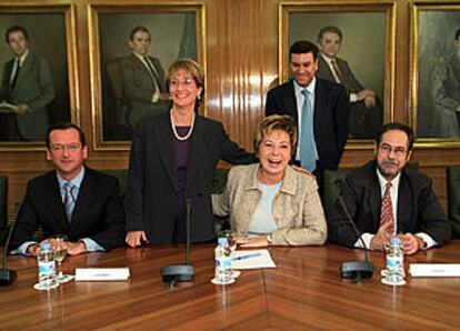 Celia Villalobos, con cuatro consejeros de Sanidad, en la reunión de ayer en Madrid.