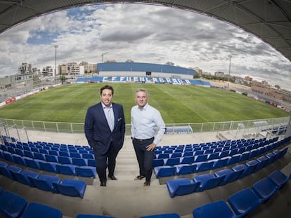 El presidente del Fuenlabrada Jonathan Praena (i) y el director deportivo Miguel Melgar posan frente al estadio.