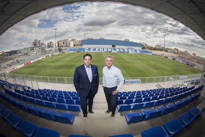 El presidente del Fuenlabrada Jonathan Praena (i) y el director deportivo Miguel Melgar posan frente al estadio.