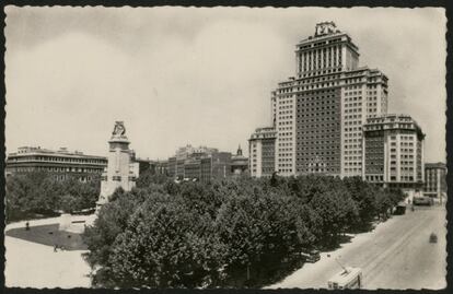 Plaza de España, con el edificio España terminado, en torno a 1953. El monumento a Cervantes aparece más en primer plano, tras la arboleda.