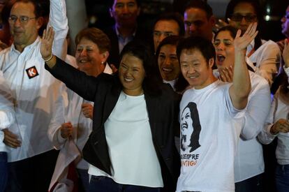 Keiko Fujimori y su hermano Kenji en un acto de campa&ntilde;a el 2 de junio.