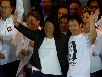 Keiko Fujimori e seu irmão Kenji durante um comício em 2 de junho.