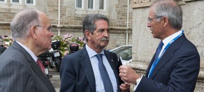Miguel Ángel Revilla, presidente del Gobierno de Cantabria, junto a Miguel Antoñanzas, presidente de Viesgo, y César Nombela, rector de la UIMP.