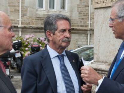 Miguel &Aacute;ngel Revilla, presidente del Gobierno de Cantabria, junto a Miguel Anto&ntilde;anzas, presidente de Viesgo, y C&eacute;sar Nombela, rector de la UIMP.