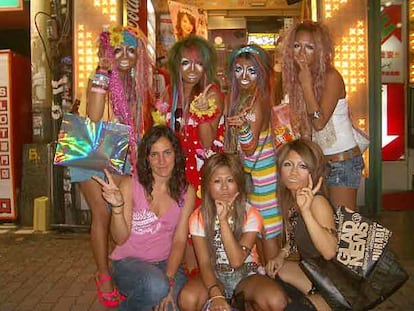 La autora, con un grupo de chicas de la tribu urbana Kogal Manba en Tokio.