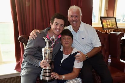 McIlroy, con el trofeo y sus padres, Rosie y Gerry.