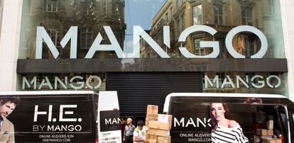 Un grupo de trabajadores descarga mercancía en Mango