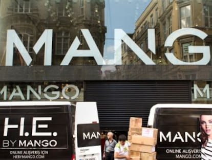 Un grupo de trabajadores descarga mercanc&iacute;a en Mango