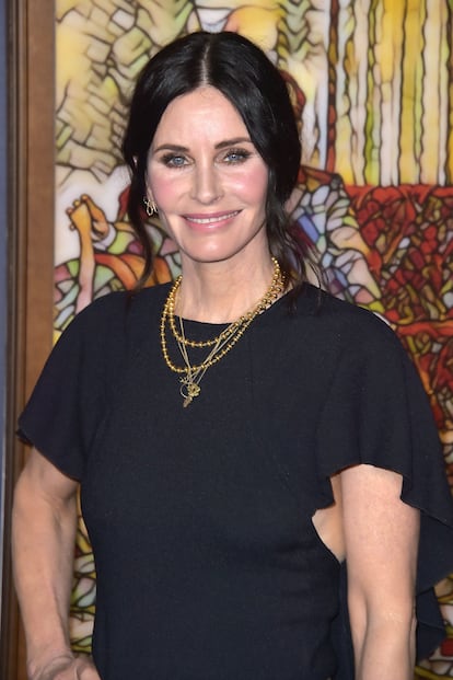 Courteney Cox ha hablado abiertamente sobre su arrepentimiento tras pasar por el bisturí. En una entrevista para ‘The Sunday Times’, la inolvidable Mónica de ‘Friends’ se sinceró sobre cómo intentó perseguir la eterna juventud de forma infructuosa a través de tratamientos estéticos: “Hay un momento en el que dices: ‘Ay, estoy cambiando. Empiezo a parecer mayor’. E intentas perseguir esa juventud durante años”, reconoció. “No me di cuenta de que, mierda, se me veía realmente rara con los pinchazos y haciéndole todas esas cosas a mi cara que nunca debí hacerme”. Incluso explicó que, una vez retirados esos implantes, se planteó colgar unas fotos en Instagram donde compara el antes y el después. “Pondría el siguiente mensaje: ‘El día en que te das cuenta de lo que están hablando tus amigos’. Porque la gente hablaría sobre mí, imagino. Llegó un momento en que dije: ‘Tengo que parar. Esto es de locos”.