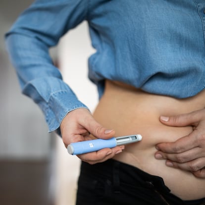 A person performs a semaglutide injection, highlighting self-care in weight loss treatment. This image emphasizes a medically supported approach to managing obesity and improving health outcomes.