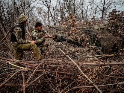 Zaporizhia (Ukraine), 15/11/2023.- Ukrainian servicemen of the 65th mechanized brigade clean the gun barrel of a Soviet-made 2s1 Gvozdyka 120mm howitzer in the Zaporizhia region, Ukraine, 15 November 2023, amid the Russian invasion. Russian troops entered Ukrainian territory in February 2022, starting a conflict that has provoked destruction and a humanitarian crisis. (Rusia, Ucrania) EFE/EPA/Kateryna Klochko
