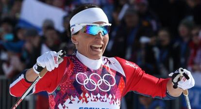 Marit Bjoergen celebra la victoria en los 30km de esquí de fondo.