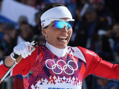 Marit Bjoergen celebra la victoria en los 30km de esquí de fondo.