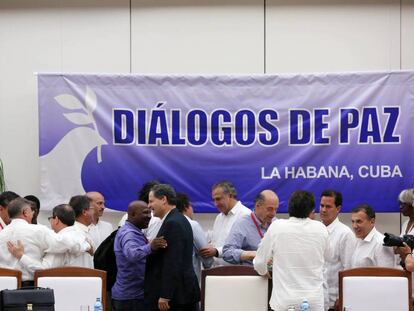 Iván Márquez e De la Calle dão-se as mãos diante do chanceler cubano, Bruno Rodríguez