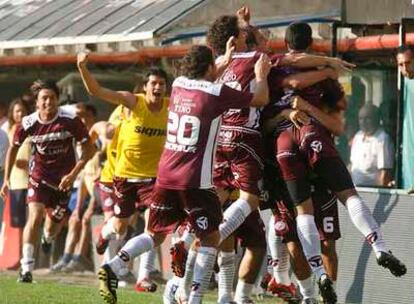 Los jugadores del Lanús celebran su título.