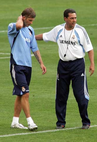 Luxemburgo, a la derecha, le da instrucciones a Beckham.