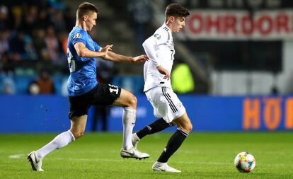 Kai Havertz conduce el balón en el partido de Alemania contra Estonia.