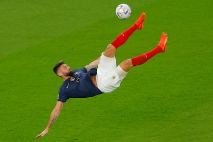 El delantero francés Olivier Giroud patea el balón.