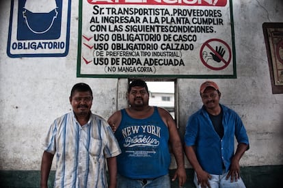 Un grupo de “ cañeros”, aguardan su turno para descargar la materia prima.