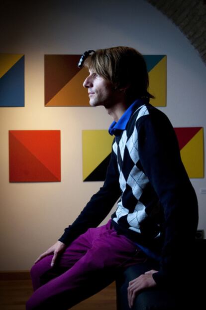 Neil Harbisson, en la galería, con su 'eyeborg'.