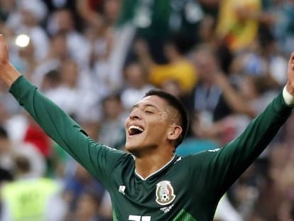 Edson Álvarez celebra la victoria.