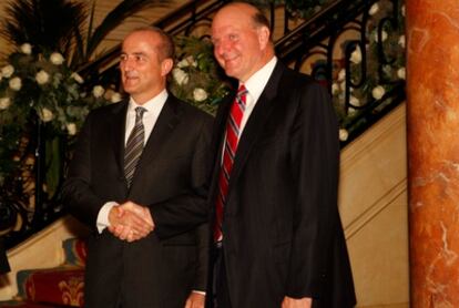 Steve Ballmer, jefe de Microsoft, junto al ministro de Industria Miguel Sebastián, en Madrid.